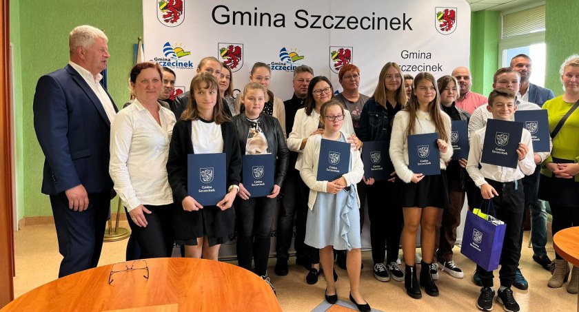 Wójt Ryszard Jasionas wręczył stypendia uczniom