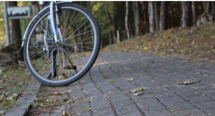 Czy rowerzyści na chodnikach zagrażają pieszym? „Jeżdżą za szybko”