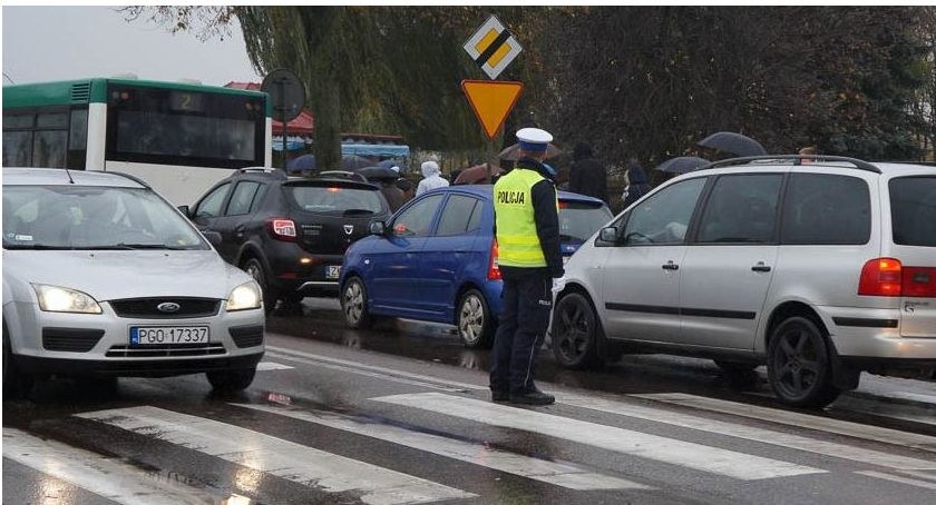 Jak dojechać na cmentarz 1 listopada? Będą dodatkowe autobusy