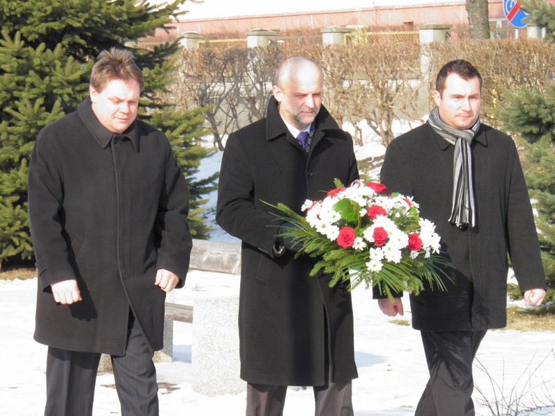Kwiaty z okazji 66 rocznicy zdobycia Szczecinka - złożone