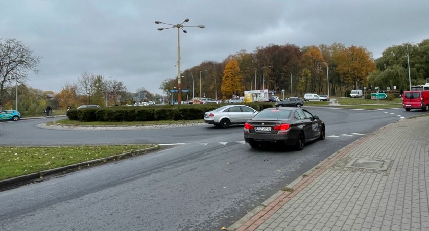 Rondo zgrozy drogowej. Ile ma pasów ruchu?