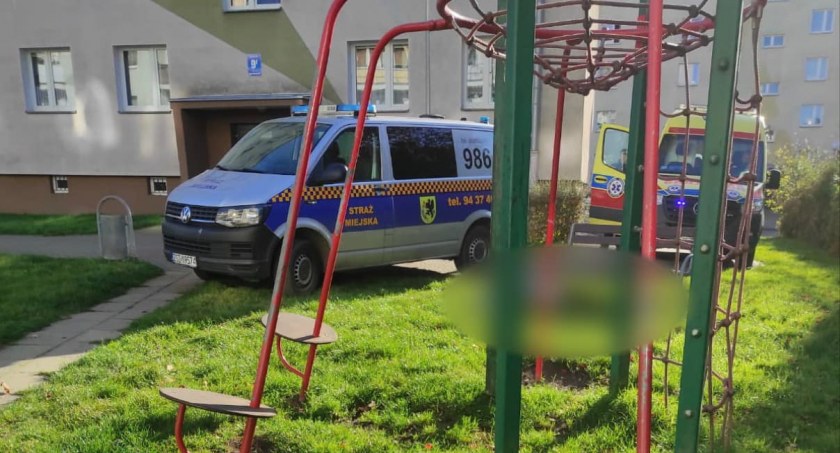 Zmarł bezdomny. Leżał na placu zabaw