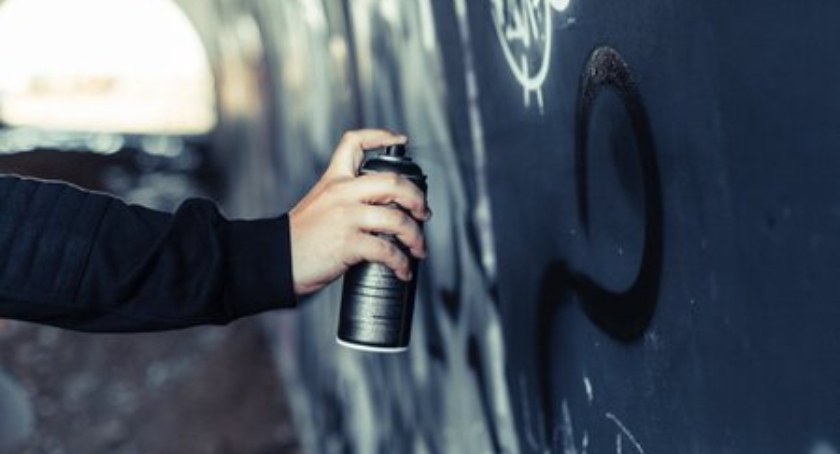 Jeden mazał po ścianie, drugi pociął stół nożem