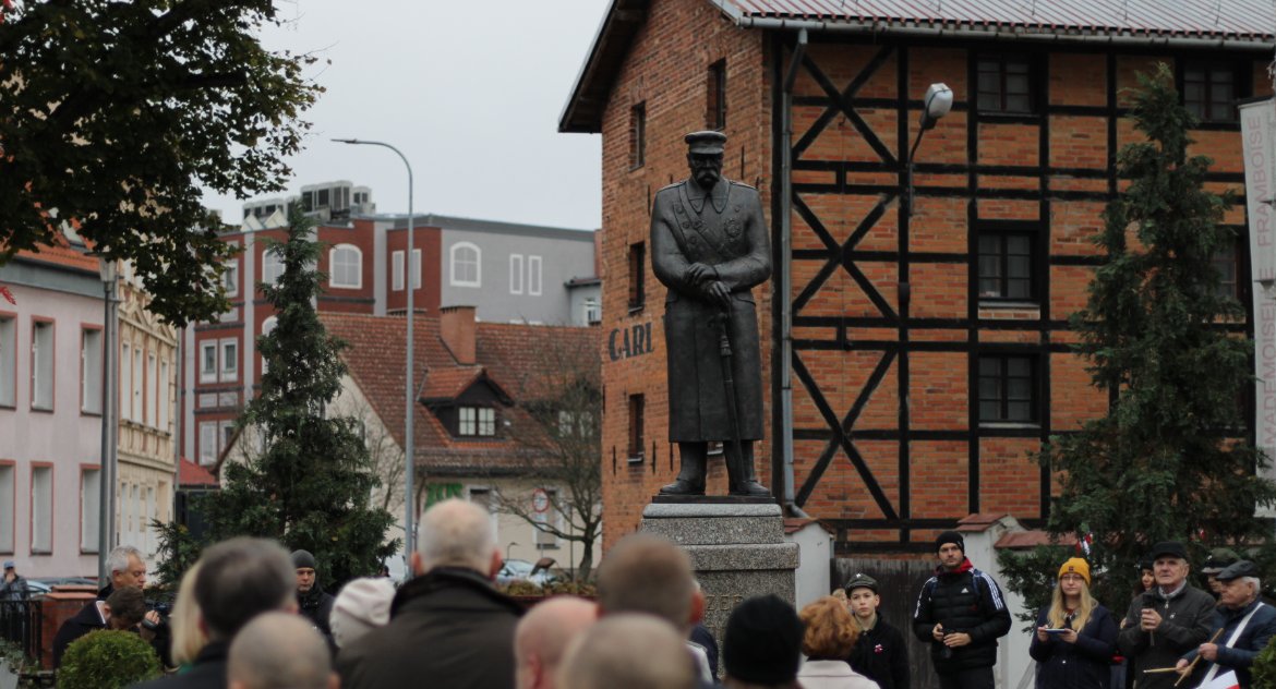 Święto Niepodległości w Szczecinku. Kwiaty pod pomnikiem, śpiew i polityczne podziały