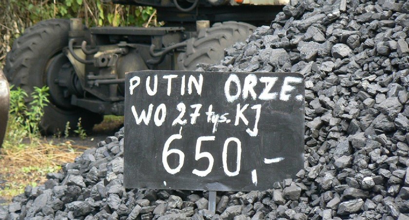 Mieszkańcy Szczecinka w kolejce po urzędowy węgiel