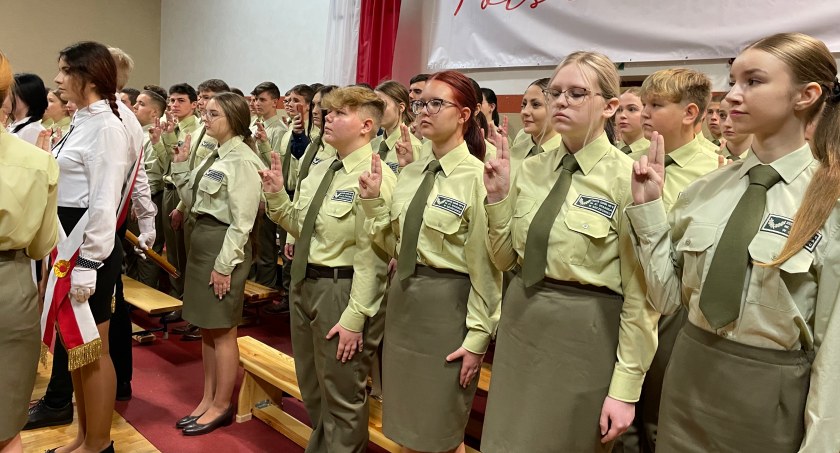 Ślubowali przyszli leśnicy i ratownicy. Wielka uroczystość w Zespole Szkół nr 6 