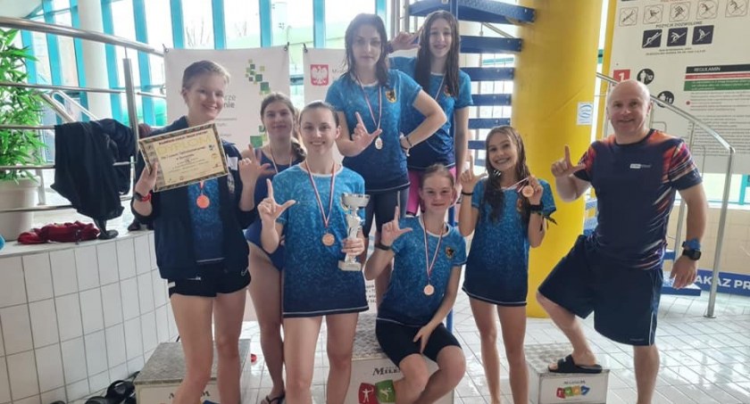 Medal dziewczyn z I LO na Mistrzostwach Województwa w pływaniu