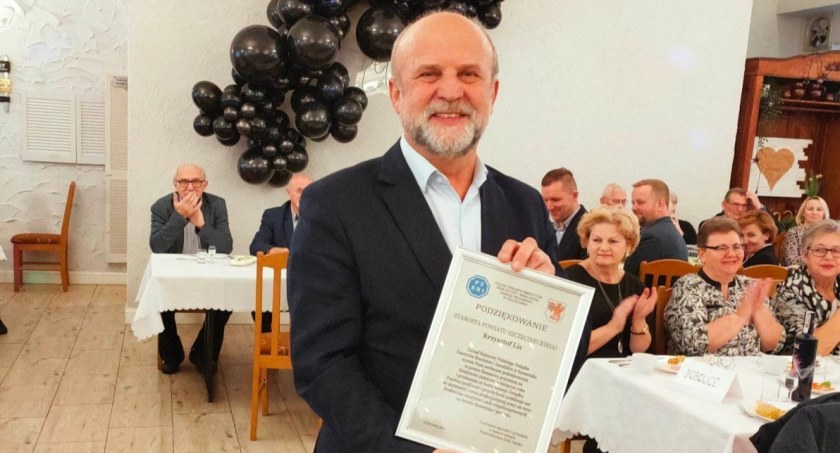 Uroczysty Dzień Seniora. Życzenia i prezent od starosty