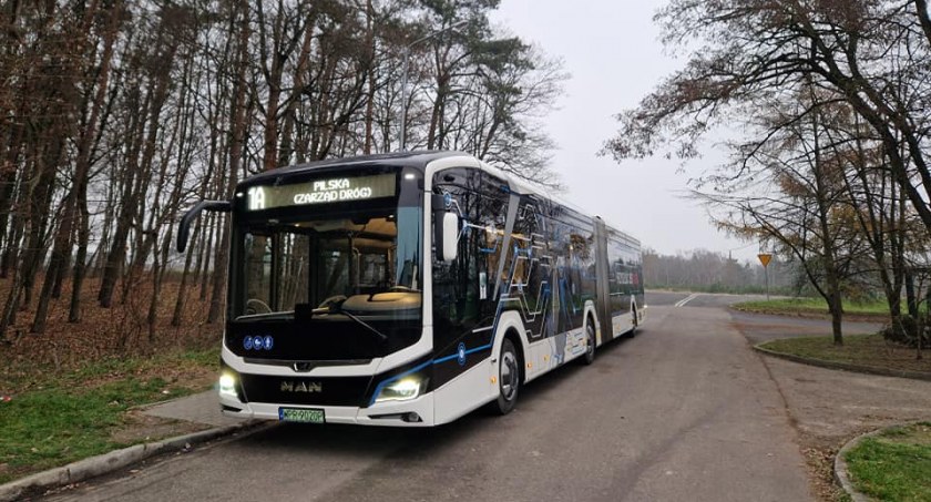 Jest długi, biały i elektryczny. Od dziś na ulicach Szczecinka