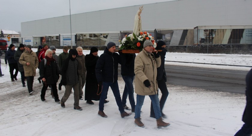 Chodzą tak już rok. Grudniowy męski różaniec na ulicach Szczecinka