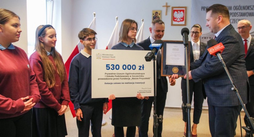 Tajna wizyta ministra Czarnka w Szczecinku. Pół miliona zł dla Katolika