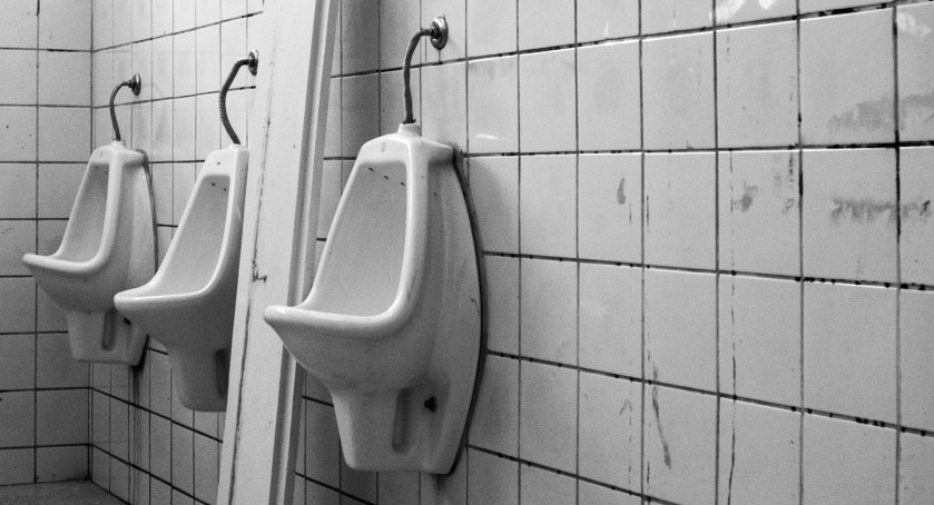 Radny martwi się o pisuary w szkołach. Dyrektorzy musieli je policzyć