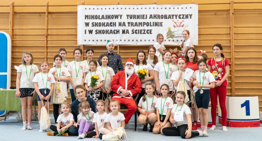 Turniej akrobatyczny z obecnością Mikołaja