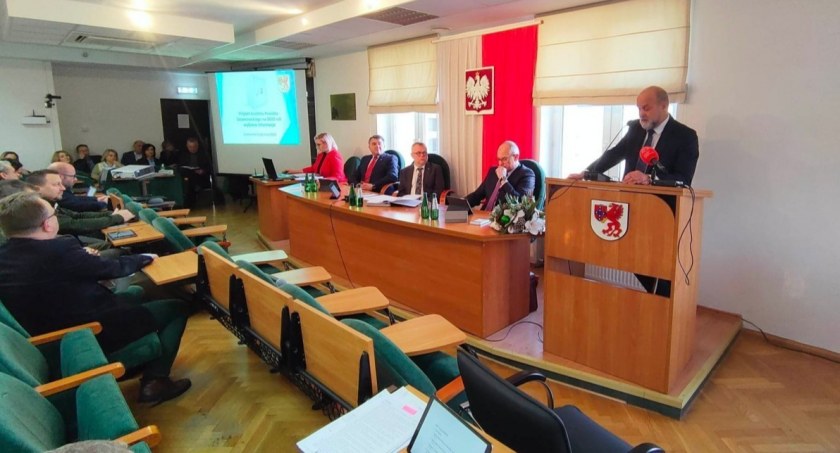 Radni przyjęli budżet powiatu na 2023 rok. Na co i ile zostanie wydane?