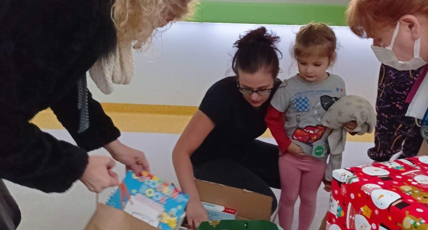 Prezenty dla małych pacjentów. Do szpitala w Szczecinku trafiły kredki i kolorowanki