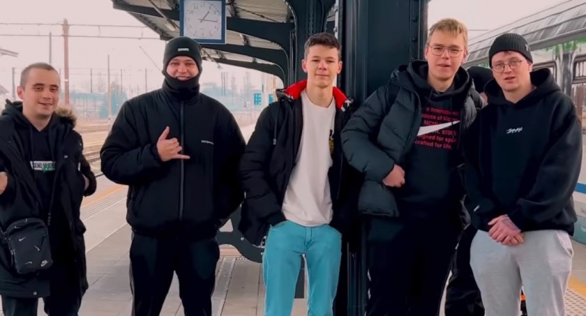 Raperzy rozdawali prezenty z pociągu. Wyruszyli ze Szczecinka