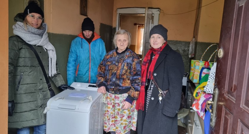 Anioł mieszka w Bornem Sulinowie. 80 świątecznych paczek trafiło do seniorów