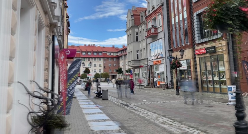 Pusto na ulicach. Miasto w szybkim tempie się wyludnia