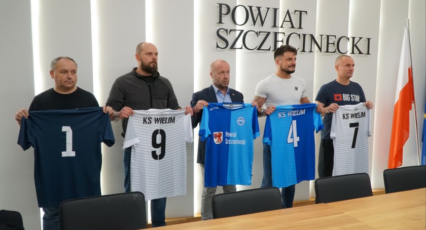 Koszulki meczowe dla Wielimia Szczecinek od samorządu powiatowego