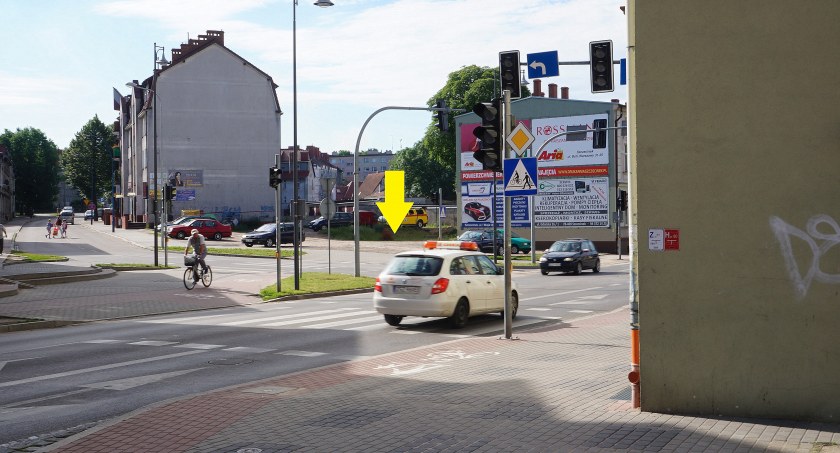 Parking wyparuje, pojawi się blok i sklepy? Działka się zmienia