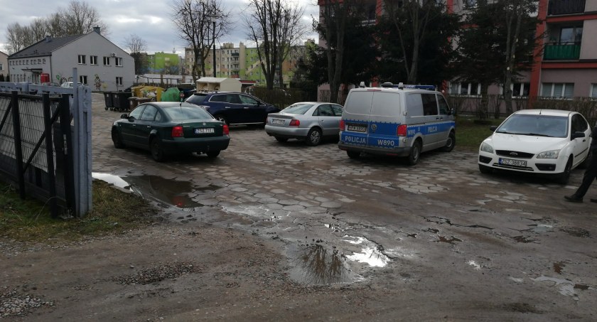 Kradną stare auta! Potem w środku piją piwo