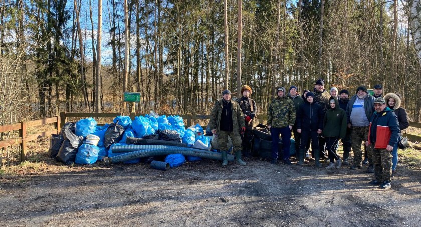 Wędkarze wzięli się za porządki. Sprzątają po wszystkich
