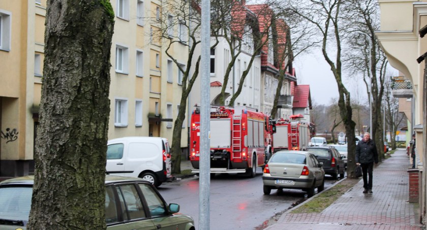 Straż pożarna ostrzega: Ogradzanie posesji i parkowanie kierowców stwarza realne zagrożenie