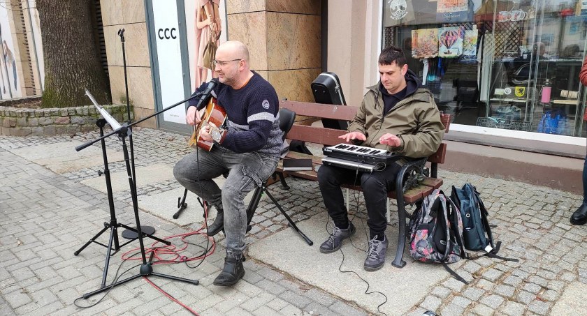 Grają i śpiewają, zachęcają do modlitwy