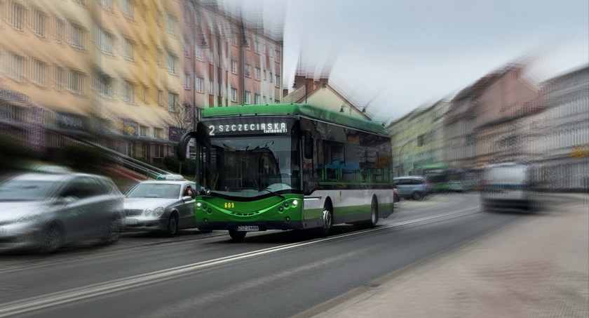 Bezdomni w autobusach. „Taki smród, że ludzie wychodzili”