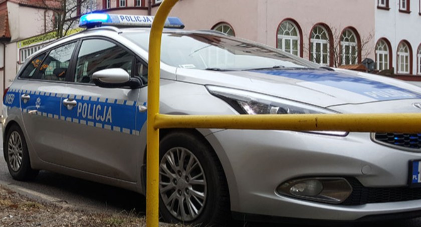 Nie potrafił uciec przed policją, audi zatrzymał na latarni