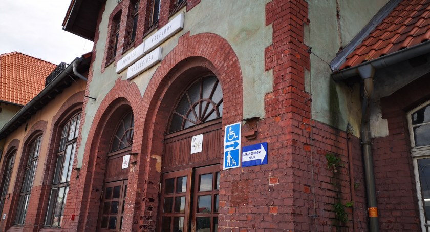 Miał skoczyć pod pociąg, potem wieszał się na sznurówkach