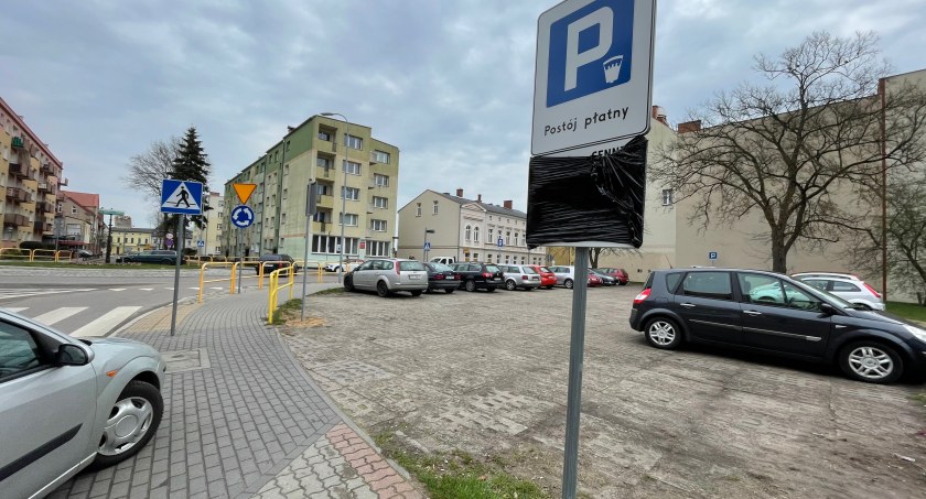 Miał być blok i sklepy, lepszym interesem będzie płatny parking