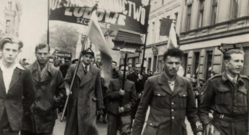 3 maja 1946. Kilka tysięcy ludzi przeniosło przez miasto trumienkę
