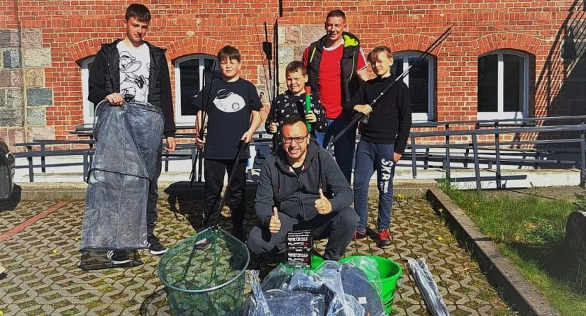 Wędkarze z „Jesiotra” zaopatrzyli szkółkę wędkarską. Dużo sprzętu