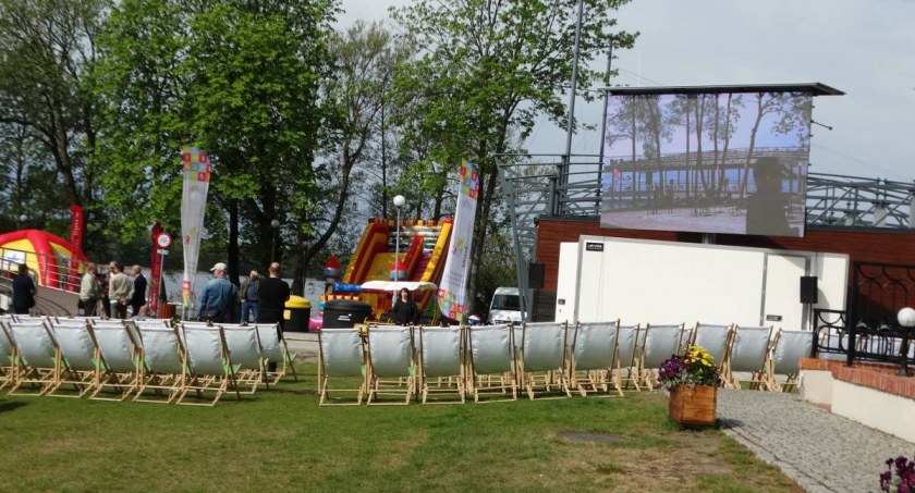 Piknik nad jeziorem. Darmowe statki, kino, kurs wędkowania