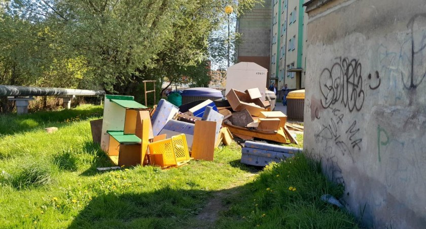 Kanapa, półka, ława. Meblowy śmietnik, za który nikt nie odpowie