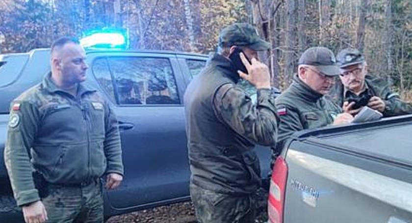Nielegalny wjazd i wywrotka. Strażnicy leśni ujęli sprawców