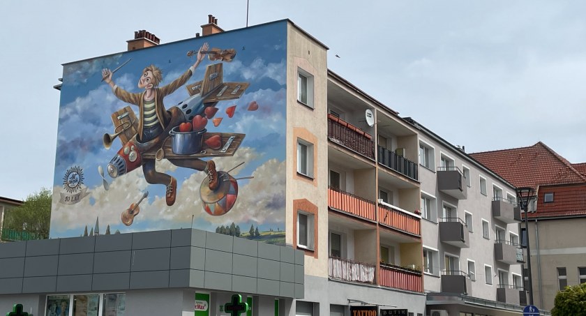 Nadleciał! Kolejny mural w Szczecinku jest już gotowy!
