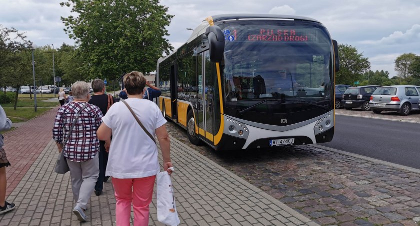 Poszukiwanych szesnastu nauczycieli, trzech kierowców autobusu