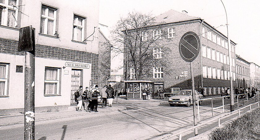 Szkoła z obeliskiem przy wejściu