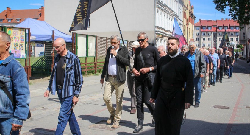  „Nie musimy się tłumaczyć przed ludźmi”. Męski różaniec po raz kolejny