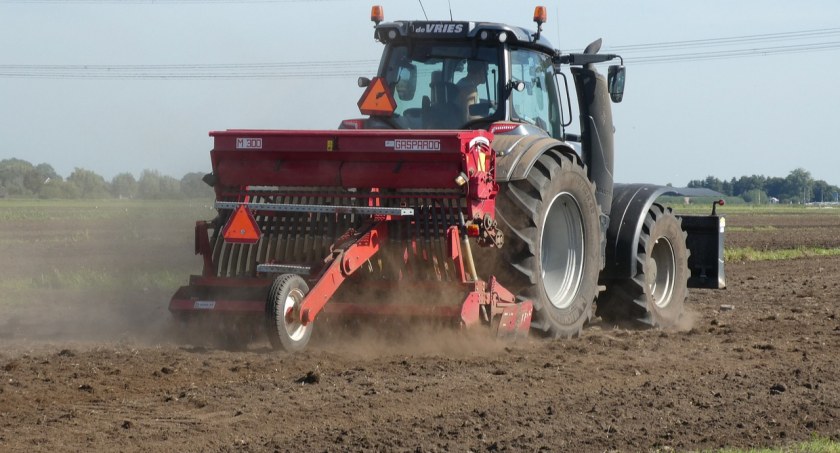 Pięciu traktorzystów, czterech strażników, sześciu mechaników. Oferty pracy