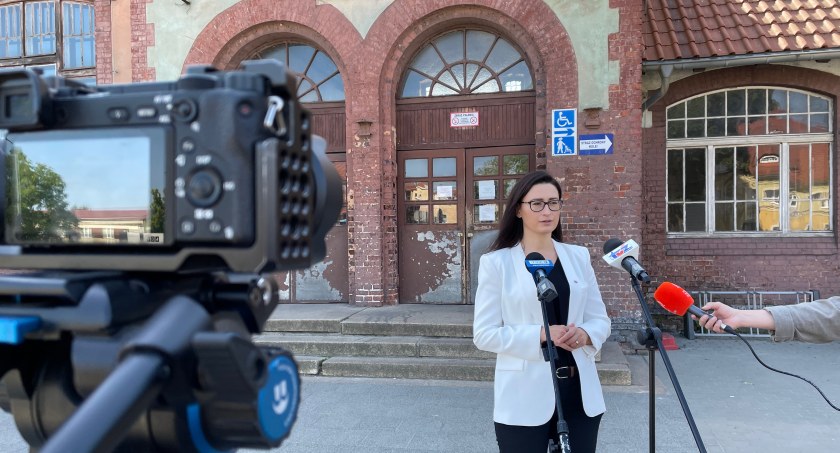 Remont dworca PKP. Golińska: Samorząd dostał dokładnie tyle, ile zawnioskował