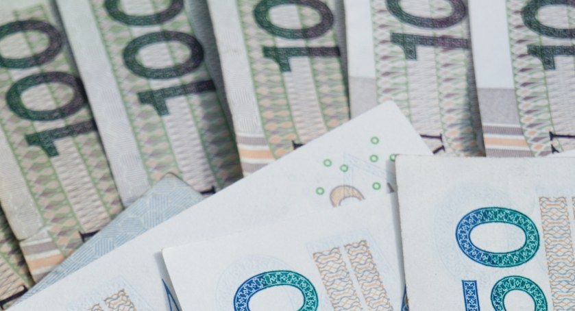 Żyjemy dostatniej, czy drożej? Zarobki wzrastają