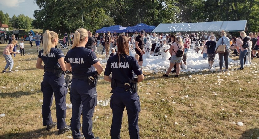 Policjanci edukują, dzieci się bawią