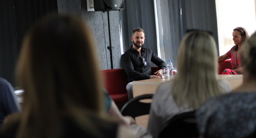 „Próba sił” autora książki z czytelnikami. Piotr Rozmus promuje nową książkę