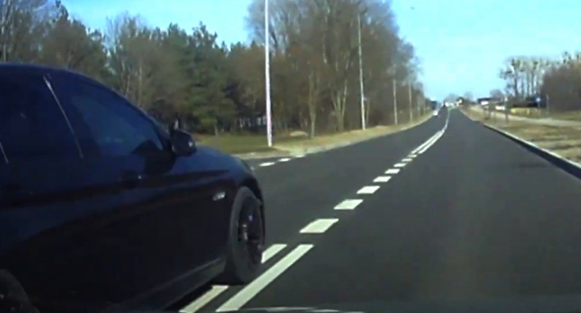 Kierowca BMW wyprzedzał na przejściu. Sekundę przedtem była na nim mama z trójką dzieci