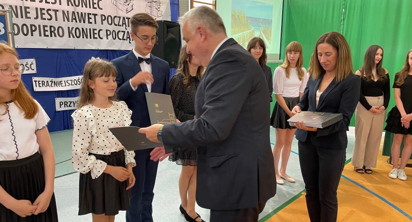 Już wakacje. Uczniowie podstawówek też zakończyli rok szkolny