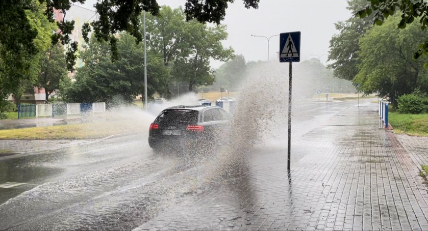 Przejście dla pieszych jak jezioro. „Ciężko jakąś dziurę ku**a zrobić?”