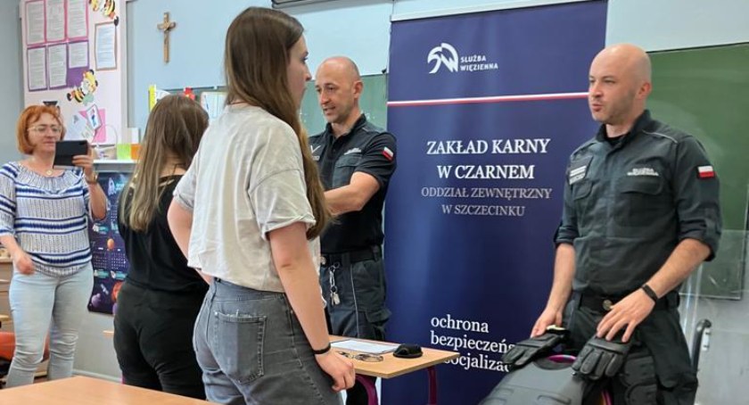 Służą prawu, pokazują pracę w więzieniu